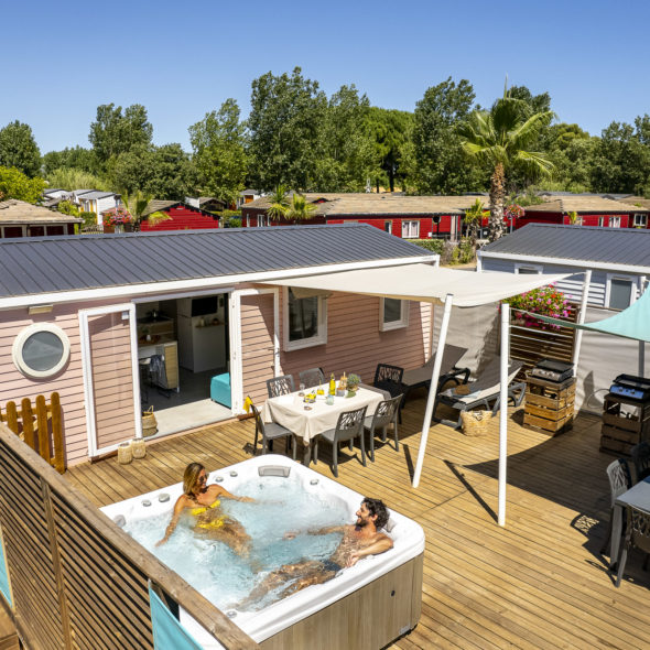 Camping Californie Plage - Galerie photo - Vue aérienne d\'un mobil-home avec grande terrasse et spa privatif