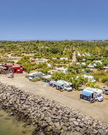 Camping Californie Plage - Galerie photo - Vue aérienne des emplacements vue mer
