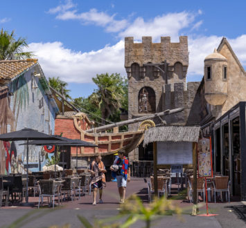 Camping Californie Plage - Galerie photo - Le cœur du village à la décoration dans le thème de la piraterie