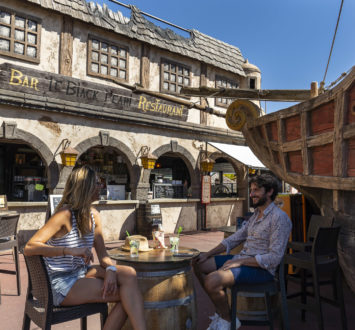 Camping Californie Plage - Galerie photo - Terrasse du bar-restaurant \"Le Black Pearl\"