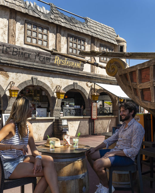 Campingplatz Californie Plage - Fotogalerie - Terrasse des Bar-Restaurants „Le Black Pearl\"