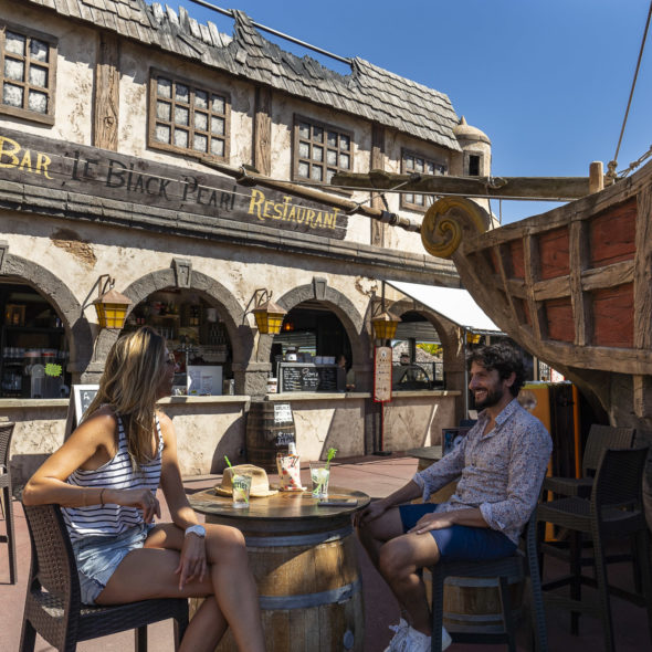 Camping Californie Plage - Galerie photo - Terrasse du bar-restaurant \"Le Black Pearl\"