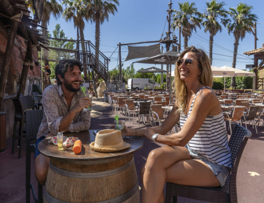 Camping Californie Plage - Galerie photo -  Terrasse du restaurant en cœur de village 