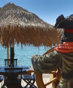 Camping Californie Plage - Galerie photo - Table en bord de plage au Bar-restaurant Le Beach\" aà la decoration dans le thème de la piraterie