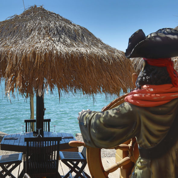 Camping Californie Plage - Galerie photo - Table en bord de plage au Bar-restaurant Le Beach\" aà la decoration dans le thème de la piraterie