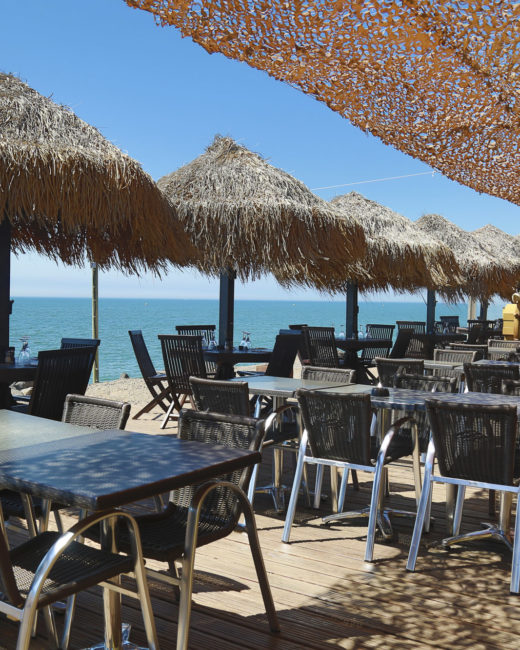 Camping Californie Plage - Galerie photo - Terrasse en face de la mer avec décor pirate