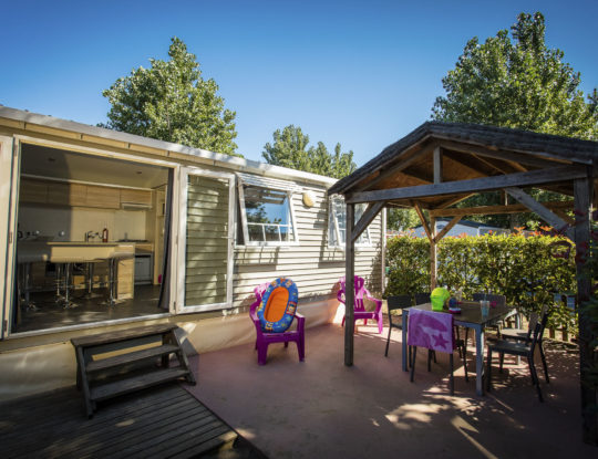Camping Californie Plage - Hébergments - Mobil-home Tiki Hut - Vue de la terrasse