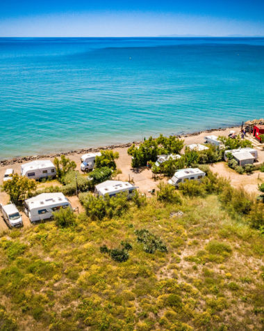 Camping Californie Plage - Emplacements - Vue aérienne des emplacements situés en bord de mer