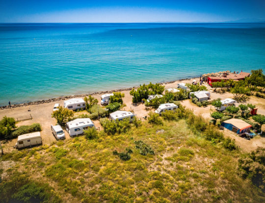 Camping Californie Plage - Emplacements - Vue aérienne des emplacements situés en bord de mer