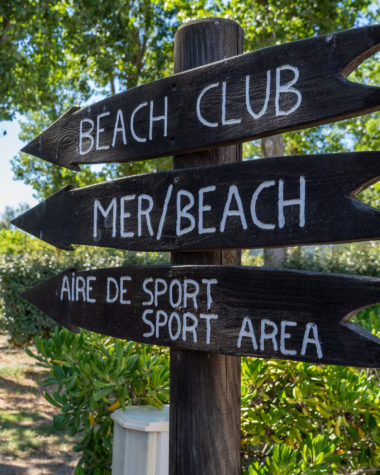 Camping Californie Plage - infos pratiques - panneau de situation vers la mer et le terrain de sport