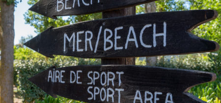 Camping Californie Plage - infos pratiques - panneau de situation vers la mer et le terrain de sport