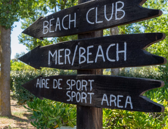 Camping Californie Plage - infos pratiques - panneau de situation vers la mer et le terrain de sport