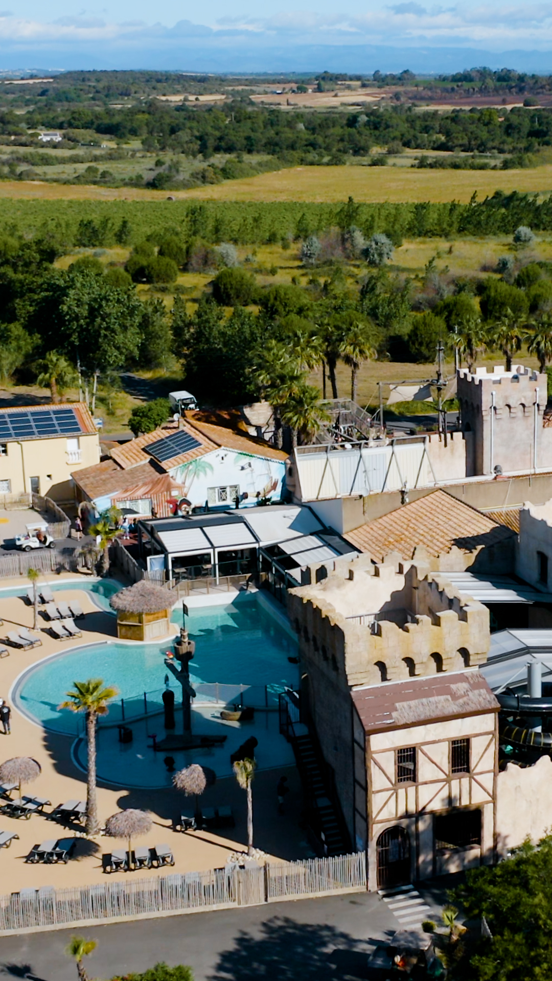 Camping Californie Plage - Cœur de village et vue de l\'espace aquatique