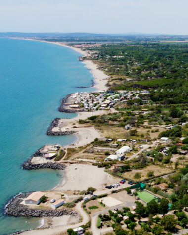 Camping Californie Plage - L\'espace aquatique - vue aérienne du camping et de la mer