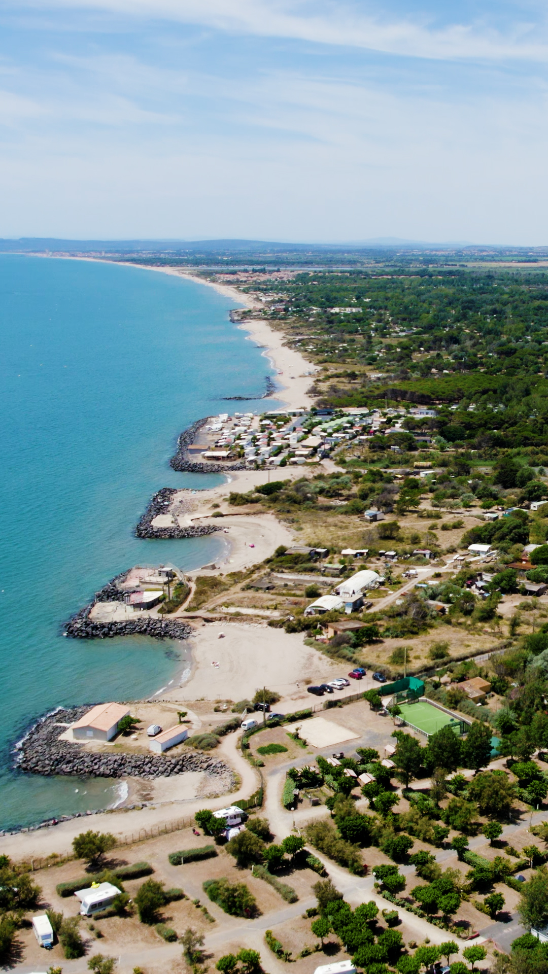 Camping Californie Plage - L\'espace aquatique - vue aérienne du camping et de la mer