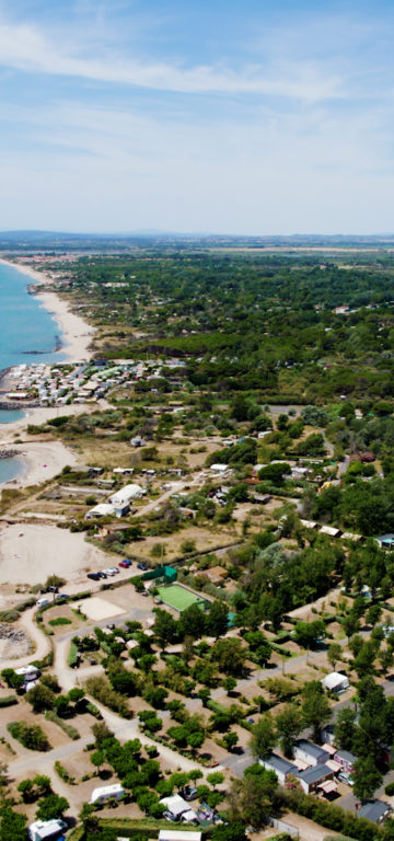 Camping Californie Plage - L\'espace aquatique - vue aérienne du camping et de la mer